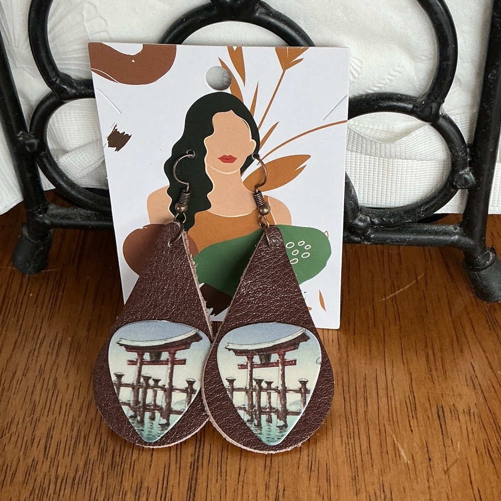🤎Artistic Brown Leather Earrings with Scenic Motif🤎
